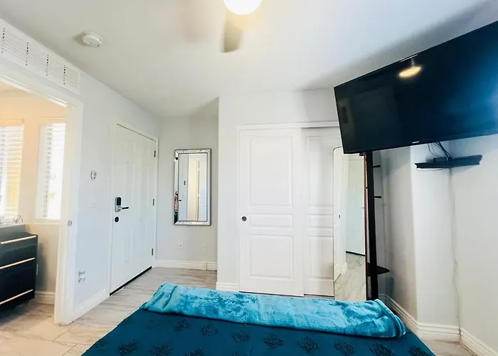 Civic Centre, Compact Microapt Layout & Sprt Entry Apartment *